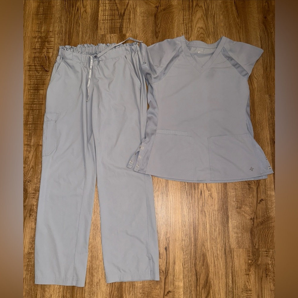 Med Couture  8470 Light Gray Cool Stretch Soft Wicking Scrub Sm Top Med Pants
